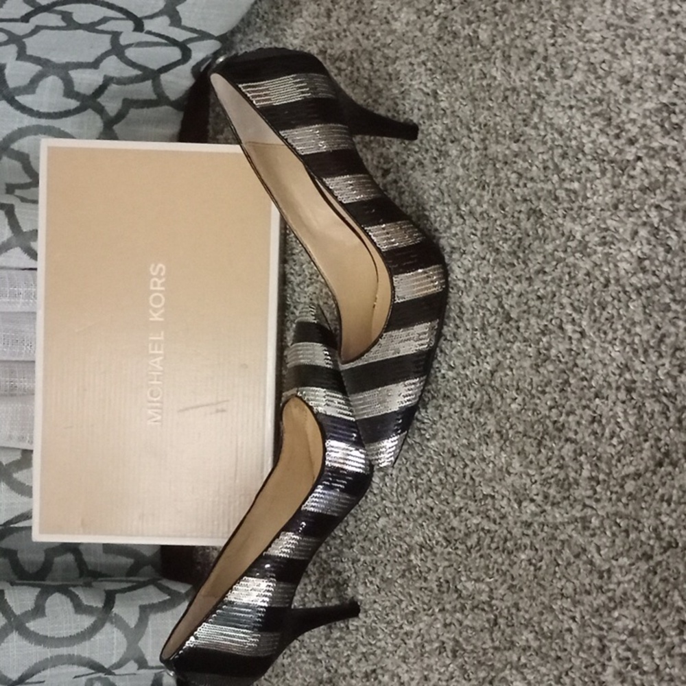 New authentic Michael Kors women's pumps black and silver sequins.